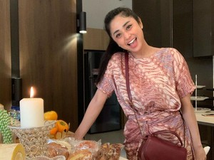 Dewi Perssik Ikut Nangis saat Ikuti Kabar Pencarian Anak Ridwan Kamil