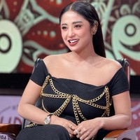 Dewi Murya Agung atau lebih dikenal dengan nama Dewi Persik menikah secara siri dengan Aldi Taher pada 4 Juli 2008. Namun kata Dewi tidak lama setelahnya mereka juga melangsungkan pernikahan resmi di kampung halamannya di Jember. Pernikahan tersebut pada akhirnya hanya bertahan setahun. Foto: Instagram dewiperssikreal.new/anggawijaya88