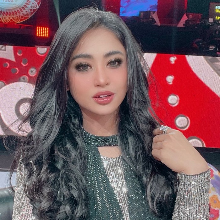 Dewi Persik dan Angga Wijaya Sering Pamer Kemesraan Saat Makan Bareng Dewi Persik dan Angga Wijaya Sering Pamer Kemesraan Saat Makan Bareng