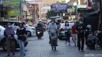 Sejumlah warga mendatangi kawasan ini untuk memenuhi berbagai keperluan. 