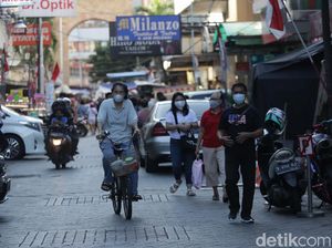 Kasus COVID-19 RI Melandai, Kapan Bisa Hidup Tanpa Masker?