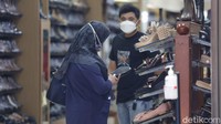 Para warga sangat ketat menjaga prokes dengan memakai masker.