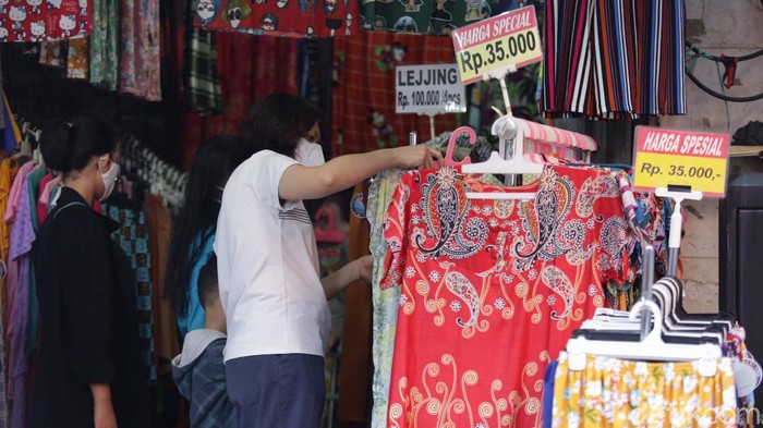 Kawasan Pasar Baru, Jakarta, kembali dibuka di masa PPKM level 4. Terlihat geliat aktivitas ekonomi perlahan bangkit.