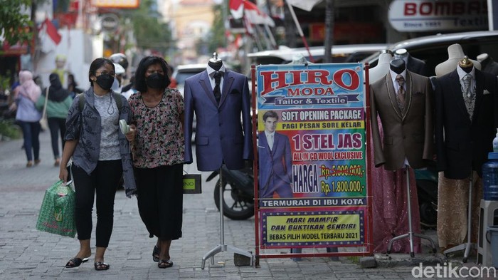 Geliat Pasar Baru yang Perlahan Bangkit Kawasan Pasar Baru, Jakarta, kembali dibuka di masa PPKM level 4. Terlihat geliat aktivitas ekonomi perlahan bangkit.