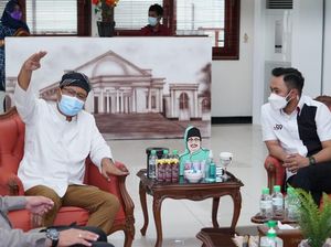 Crazy Rich Malang Salurkan Sembako ke Warga Kota Pasuruan Terdampak COVID-19