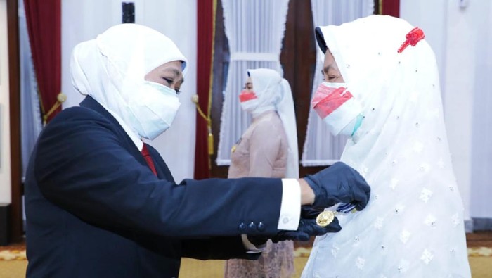 Gubernur Khofifah menyematkan penghargaan Tanda Kehormatan Satyalancana Karya Satya