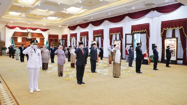 Gubernur Khofifah menyematkan penghargaan Tanda Kehormatan Satyalancana Karya Satya