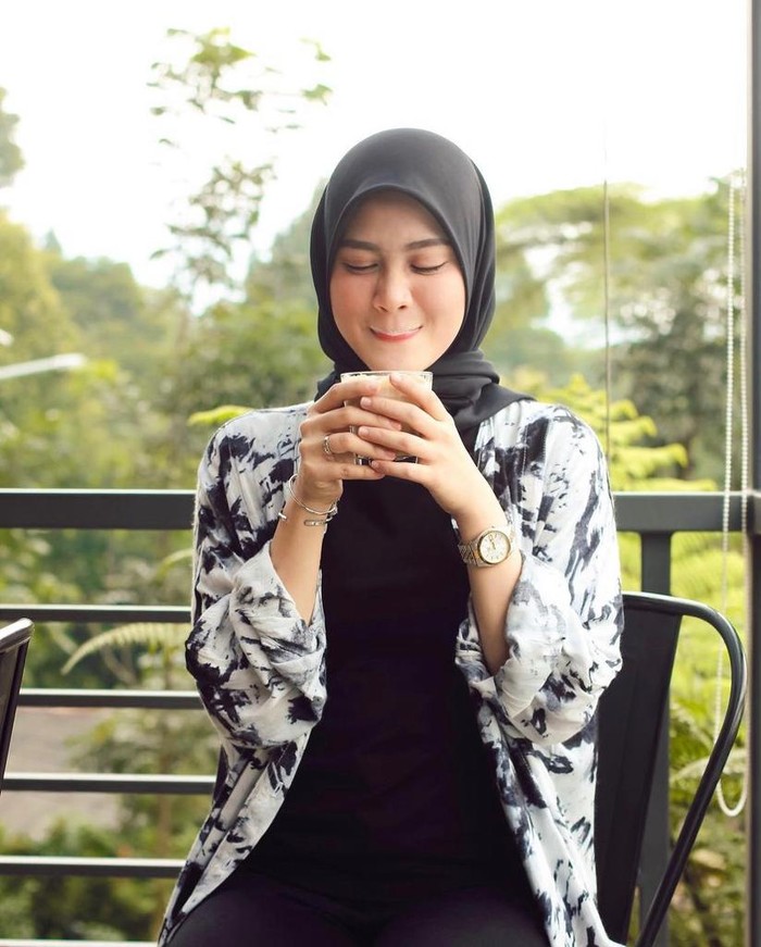 Potret Henny Rahman, Istri Baru Alvin Faiz saat Nongkrong di Kafe