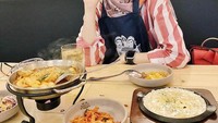 Seperti pada momen yang satu ini, Henny Rahman kulineran di restoran Korea. Henny memesan aneka menu, salah satunya ada menu kimchi khas Korea. Foto: Instagram @hennyrahman