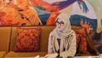 Kabarnya Dinikahi Alvin Faiz, Ini Henny Rahman Saat Hangout di Kafe