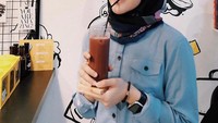 Sebagai selebgram, Henny Rahman juga sering menghabiskan waktu untuk nongkrong bersama. Nah, ini momennya dengan minuman favoritnya. Foto: Instagram @hennyrahman