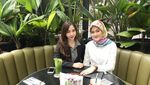 Kabarnya Dinikahi Alvin Faiz, Ini Henny Rahman Saat Hangout di Kafe