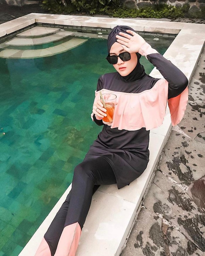 Potret Henny Rahman, Istri Baru Alvin Faiz saat Nongkrong di Kafe