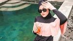 Kabarnya Dinikahi Alvin Faiz, Ini Henny Rahman Saat Hangout di Kafe