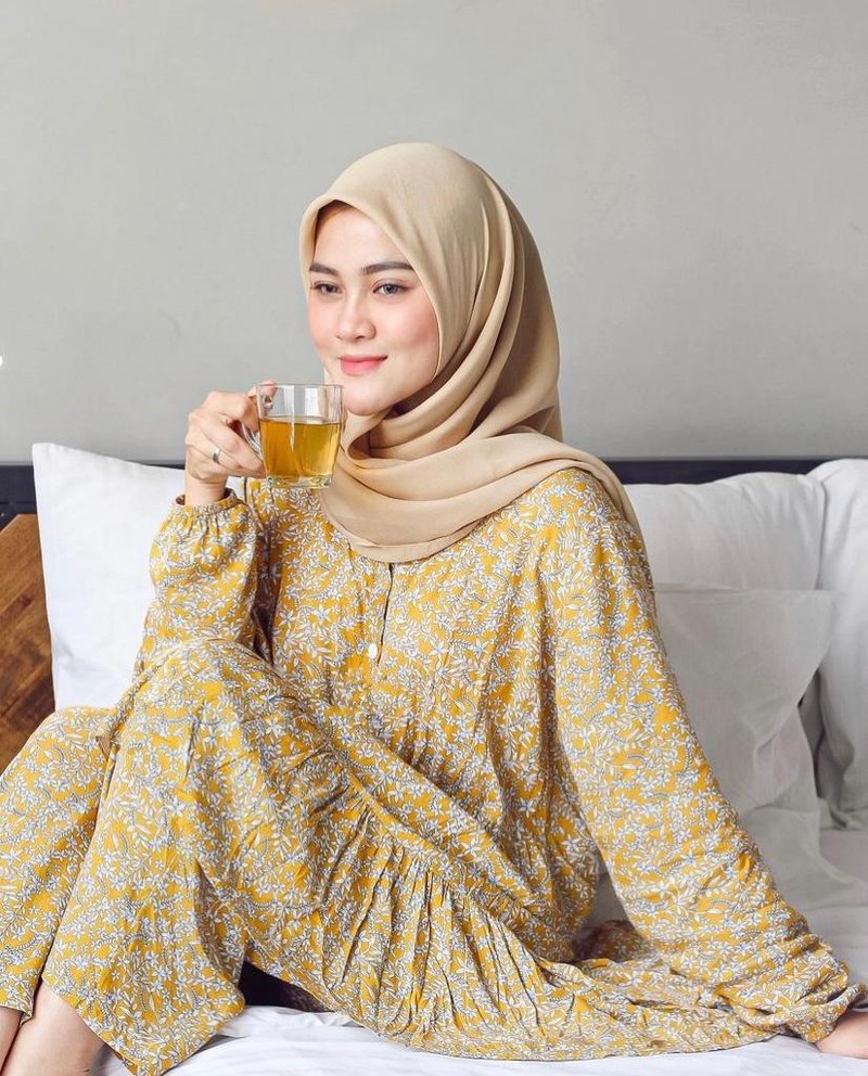 Potret Henny Rahman, Istri Baru Alvin Faiz saat Nongkrong di Kafe