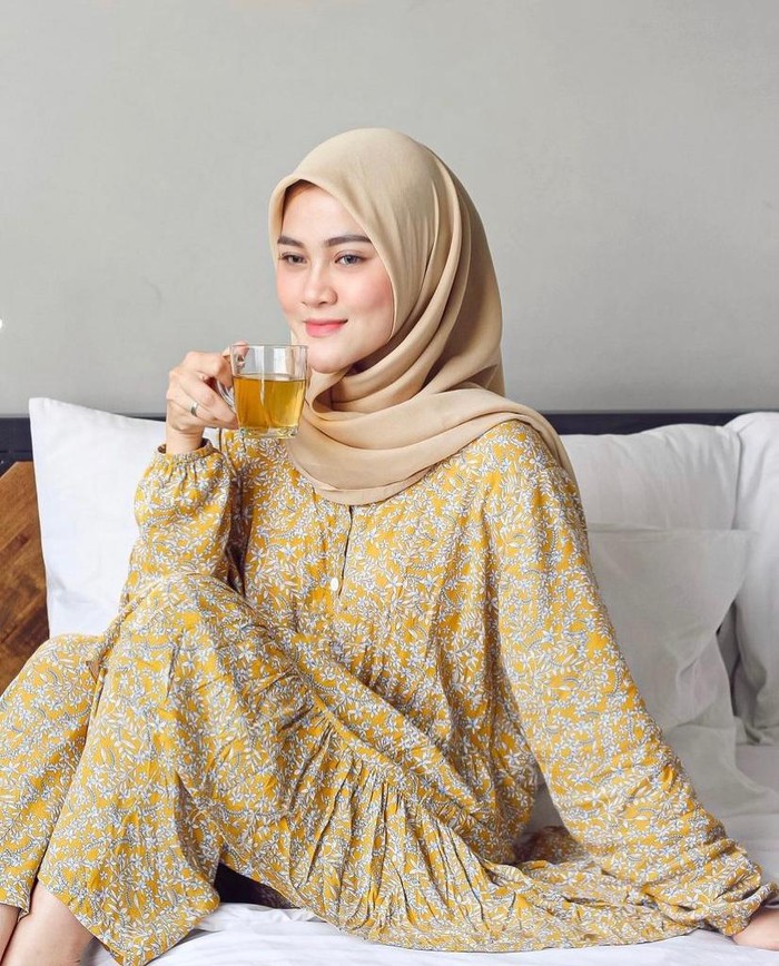 Henny Rahman Potret Henny Rahman, Istri Baru Alvin Faiz saat Nongkrong di Kafe