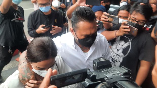 Jerinx dan Adam Deni tiba di Polda Metro Jaya jalani mediasi