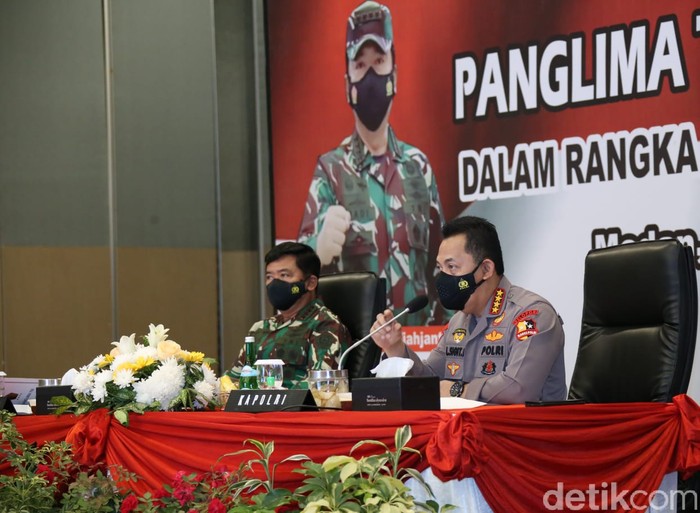 Kapolri Jenderal Listyo Sigit Prabowo rapat dengan Panglima TNI Marsekal Hadi Tjahjanto bersama Forkopimda Medan. (Dok Istimewa)