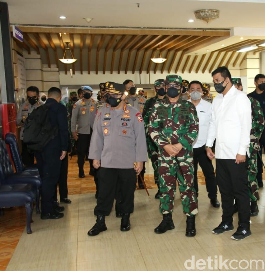 Kapolri Jenderal Listyo Sigit Prabowo rapat dengan Panglima TNI Marsekal Hadi Tjahjanto bersama Forkopimda Medan. (Dok Istimewa)