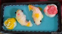 Jeli berbentuk ikan koi ini juga dibuat dari campuran tahu lho. Selain itu, ada juga es kopyor tahu hingga boko tahu. Harga kudapan di sini dibanderol harga mulai dari Rp 6 ribuan saja. Foto: Robby Bernardi