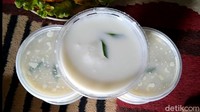 Tampak seperti puding vanila biasa, tapi aslinya ini adalah puding tahu. Rasanya manis lembut dan terasa agak gurih karena diberikan topping keju. Foto: Robby Bernardi
