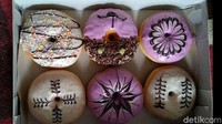 Jika biasanya donat terbuat dari tepung terigu, pasutri ini mengkreasikan donat dengan bahan tahu. Tak tampak aneh, malah donat-donat itu sangat cantik dengan hiasan topping saus cokelat. Foto: Robby Bernardi