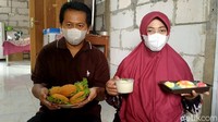Terkena dampak pandemi Covid-19 tak membuat pasutri di Pekalongan, Jawa Tengah ini putus asa. Mereka melihat peluang dengan membuka usaha kuliner. Foto: Robby Bernardi