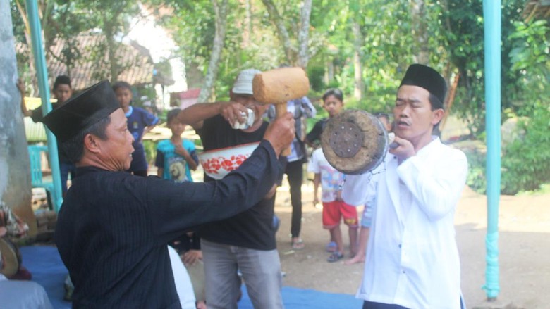 Kesenian Alamadad di Pandeglang Kesenian Alamadad di Pandeglang