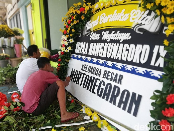 KGPAA Mangkunegara IX mangkat, oko bunga di Solo kebanjiran orderan, Sabtu (14/8/2021).