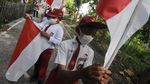 Siswa SD di Klaten Kibarkan 76 Bendera Merah Putih