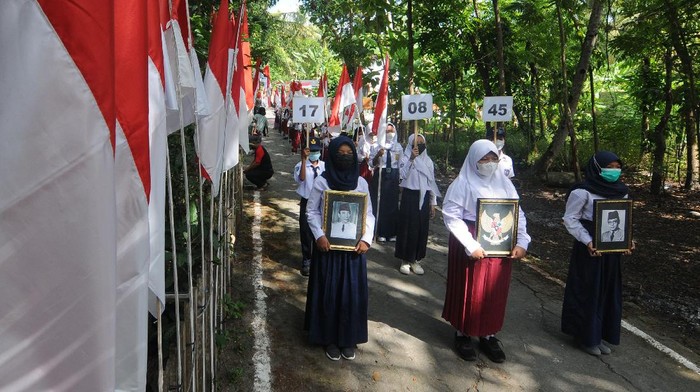 Sejumlah siswa mengikuti Kirab 76 Bendera Merah Putih di Bugel, Krakitan, Bayat, Klaten, Jawa Tengah, Sabtu (14/8/2021). Kirab dan memasang sebanyak 76 bendera  Merah Putih yang diikuti siswa sekolah dasar dan sekolah menengah pertama tersebut bertujuan untuk menyambut HUT ke-76 Republik Indonesia serta menanamkan jiwa nasionalisme kepada generasi muda. ANTARA FOTO/Aloysius Jarot Nugroho/rwa.
