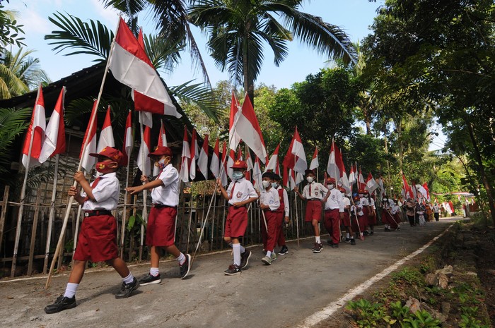 Sejumlah siswa mengikuti Kirab 76 Bendera Merah Putih di Bugel, Krakitan, Bayat, Klaten, Jawa Tengah, Sabtu (14/8/2021). Kirab dan memasang sebanyak 76 bendera  Merah Putih yang diikuti siswa sekolah dasar dan sekolah menengah pertama tersebut bertujuan untuk menyambut HUT ke-76 Republik Indonesia serta menanamkan jiwa nasionalisme kepada generasi muda. ANTARA FOTO/Aloysius Jarot Nugroho/rwa.