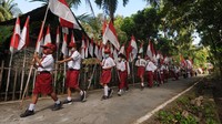 Sejumlah siswa mengikuti Kirab 76 Bendera Merah Putih di Bugel, Krakitan, Bayat, Klaten, Jawa Tengah, Sabtu (14/8/2021).
