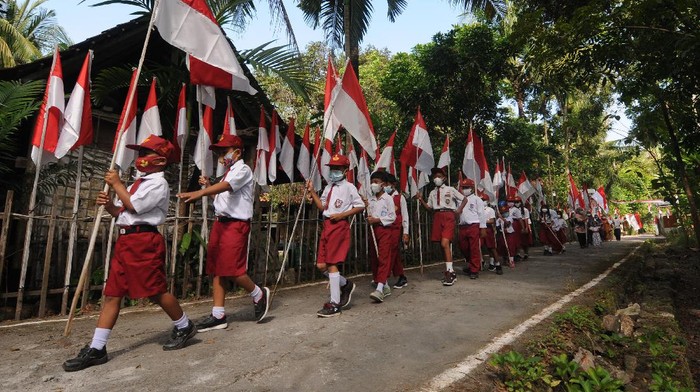 Sejumlah siswa mengikuti Kirab 76 Bendera Merah Putih di Bugel, Krakitan, Bayat, Klaten, Jawa Tengah, Sabtu (14/8/2021). Kirab dan memasang sebanyak 76 bendera  Merah Putih yang diikuti siswa sekolah dasar dan sekolah menengah pertama tersebut bertujuan untuk menyambut HUT ke-76 Republik Indonesia serta menanamkan jiwa nasionalisme kepada generasi muda. ANTARA FOTO/Aloysius Jarot Nugroho/rwa.