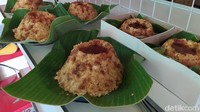 Tiwul gula merah yang paling laris. Rasanya legit dan manis karena lelehan gula merahnya sangat melimpah. Foto: Eko Susanto