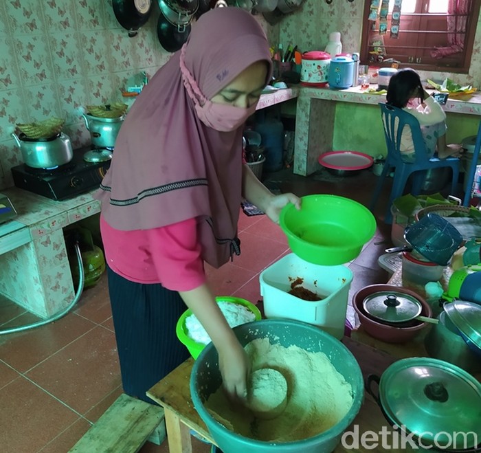 Legit Manis Tiwul Gunung Merapi dengan Lelehan Gula Jawa Legit Manis Tiwul Gunung Merapi dengan Lelehan Gula Jawa