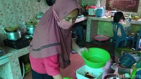 Pandemi Covid-19 tak membuat pasutri di Magelang, Jawa Tengah patah semangat, melainkan menciptakan makanan unik berbahan tiwul. Foto: Eko Susanto