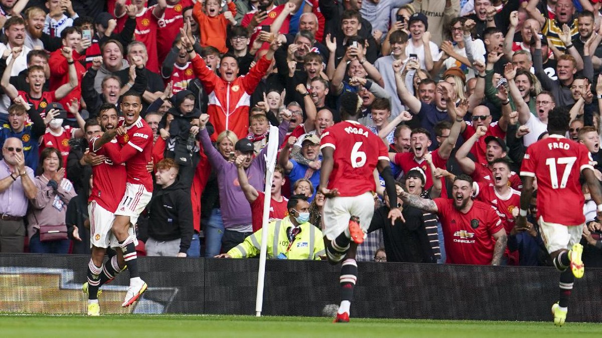 Bruno Fernandes merobek gawang Leeds United. (Foto: AP/Jon Super)
