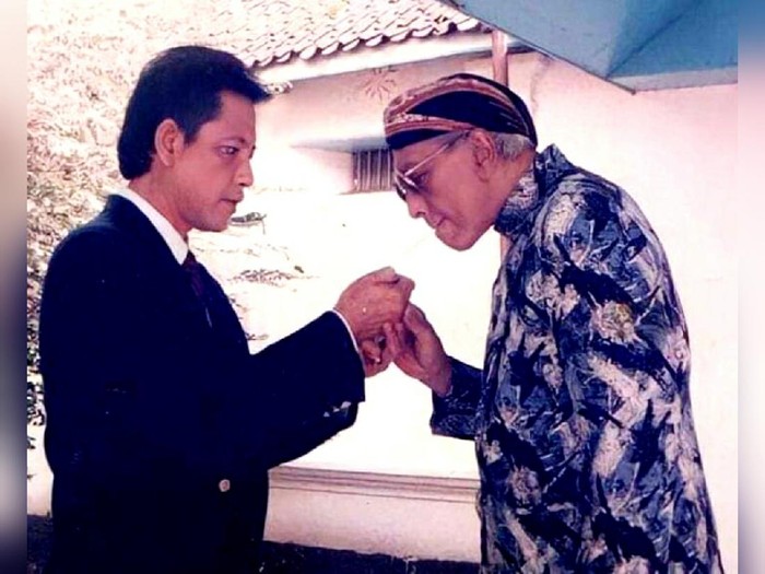 Mangkunegara IX membantu menyulut rokok Raja Keraton Kasunanan Surakarta SISKS Pakubuwono (PB) XII.