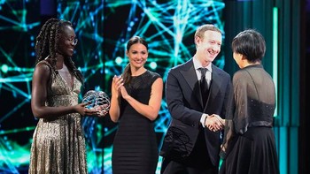 Ini saat Zuck menyerahkan penghargaan dengan setelan resmi. Foto: Instagram