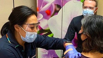 Zuck menemani istrinya Priscill Chan yang seorang dokter, menjadi relawan suntik vaksin Corona. Foto: Instagram