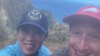 Foto liburan Zuck dan istrinya dalam busana sederhana dan juga fotonya tidak tampak glamor. Untuk diketahui, harta terkini Zuck menurut Forbes adalah USD 129 miliar atau lebih dari Rp 1.800 triliun. Foto: Instagram