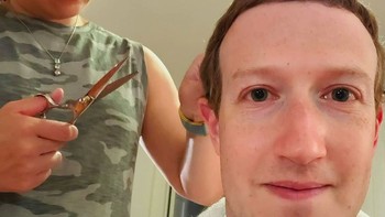 Bahkan Zuck kadang-kadang tidak ke salon, dicukur oleh istri sendiri, Priscila, di rumah mereka. Ini misalnya, Priscilla memotong rambut Zuck saat sedang dilakukan lockdown di California dalam rangka menangkal virus Corona. Foto: Instagram