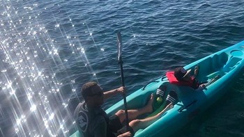 Foto Zuck mendayung sendiri ketika berwisata bersama anaknya. Foto: Instagram