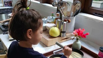 Anaknya pun dibiarkan masak-masak sendiri. Foto: Instagram