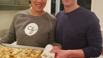 Layaknya suami istri biasa, saling bantu menyiapkan makanan, dalam foto ini memasak semacam kue. Foto: Instagram