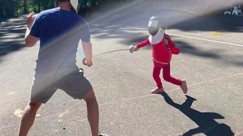 Postingan terbaru di Instagram Mark Zuckerberg menunjukkan ia sedang bermain anggar bersama anaknya dalam rangka keseruan menyaksikan Olimpiade Tokyo. Tampak Zuck mengenakan sandal biasa dan celana pendek. Foto: Instagram