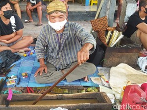 Suro Bawa Berkah, Mbah Mulyono Penjamas Pusaka di Blora Ramai Pelanggan