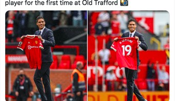 Raphael Varane diperkenalkan secara resmi sebagai pemain MU di Old Trafford. Foto: Twitter