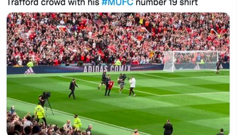 Stadion Old Trafford yang penuh terlihat menyambut Varane dengan antusias. Foto: Twitter